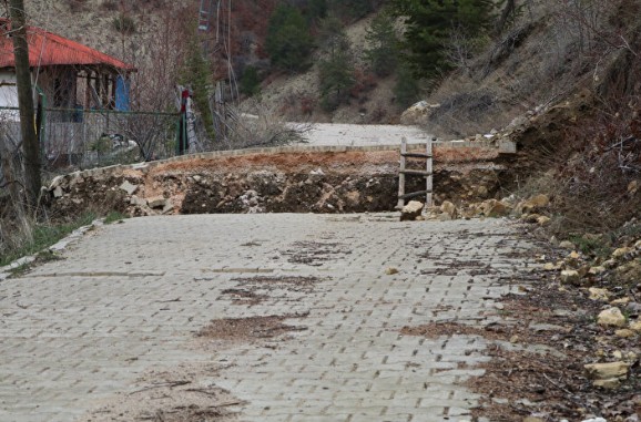 Kahramanmaraş'ta 1,5 metre çöken yol mahalleyi ikiye ayırdı